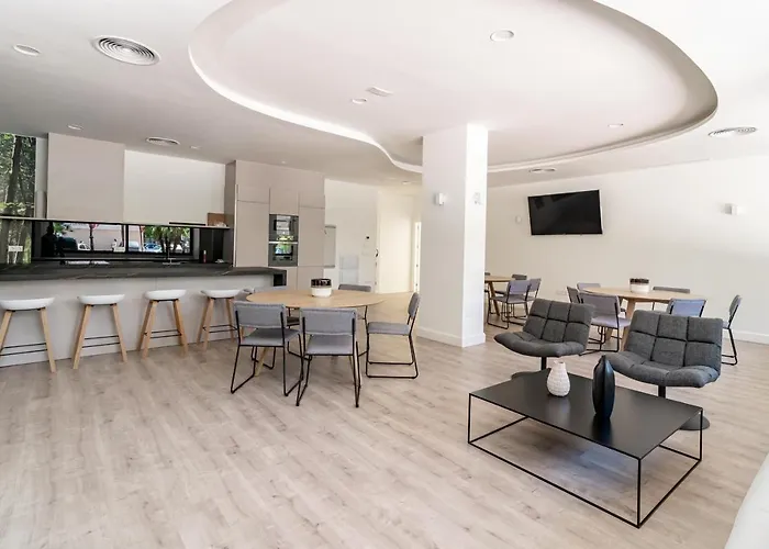 Inf2.5e- Tastefully Furnished Flat Cente *