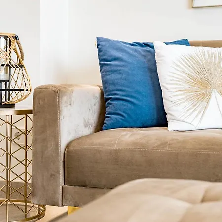 Inf2.5e- Tastefully Furnished In The Hea 아파트 에스테포나