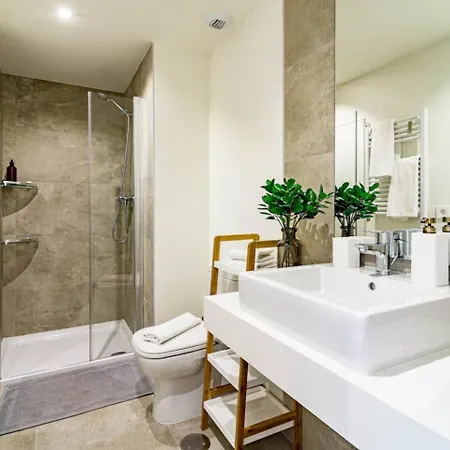 Inf25e- Tastefully Furnished In The Hea *