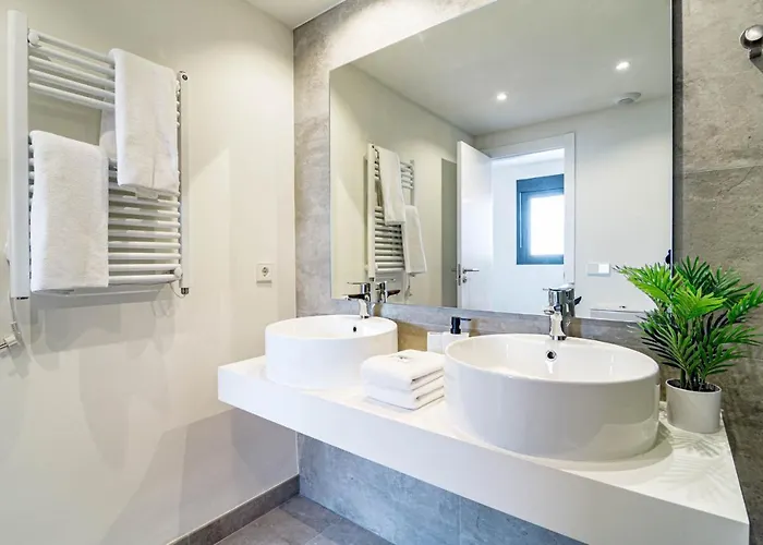 Inf2.5e- Tastefully Furnished Flat Cente Estepona