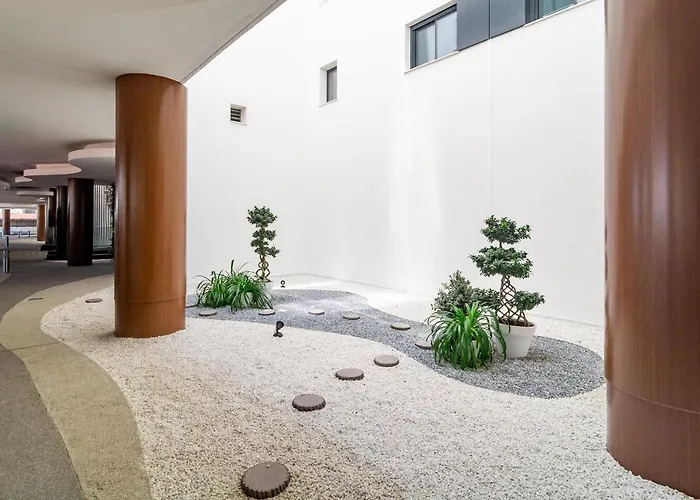 Inf2.5e- Tastefully Furnished Flat Cente *