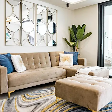 Апартаменти Inf2.5e- Tastefully Furnished Flat Cente