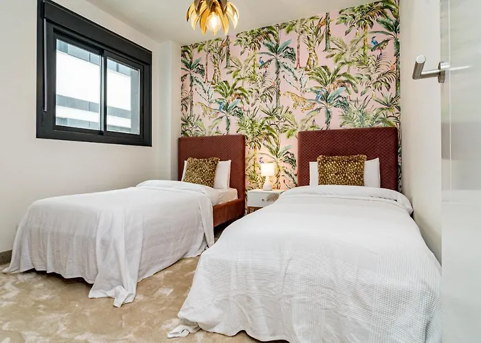 Апартаменти Inf2.5e- Tastefully Furnished Flat Cente *